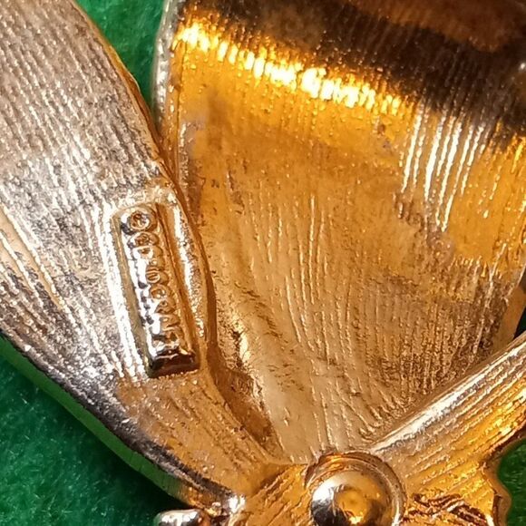 Coro Craft Sparkling Gold Tone Bow - Picture 4 of 8